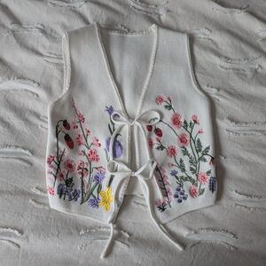 Cider Cream Vest with Floral Embroidery